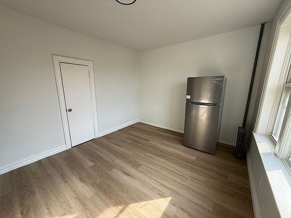 4th image of 236 Garfield Ave #32E