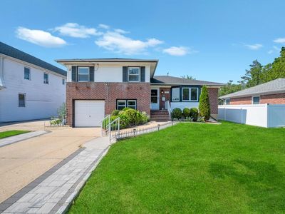 129 8th Street, Hicksville, NY, 11801