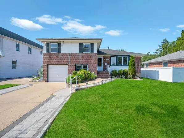 129 8th Street, Hicksville, NY 11801