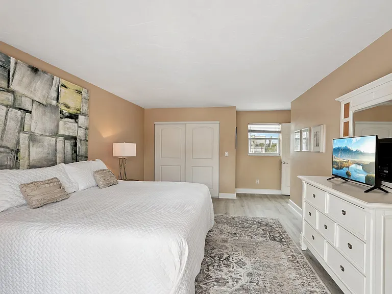 55 N Washington Dr — Photo 36