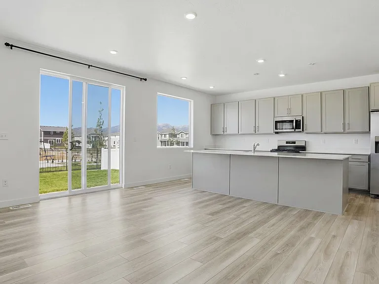 154 E Parade Ave — Photo 8