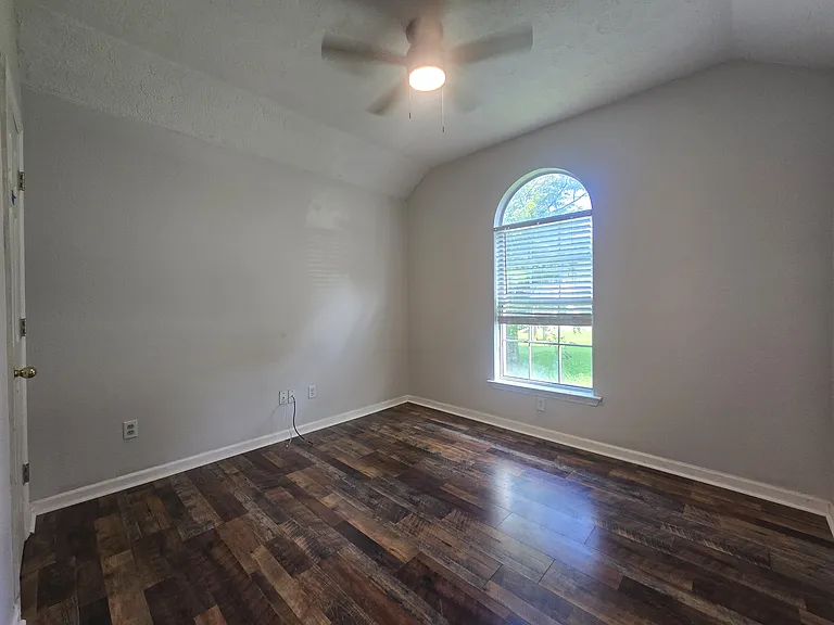 2112 Spring Hill Cir — Photo 3