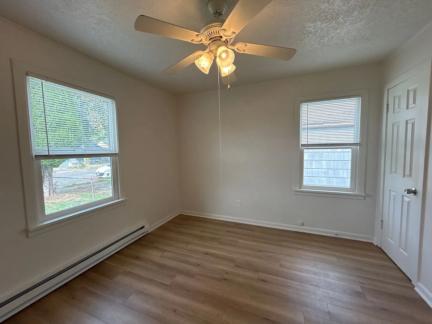 2 Bedroom / 1 Bathroom Home with Large Fenced Yard & Garage — Photo 3