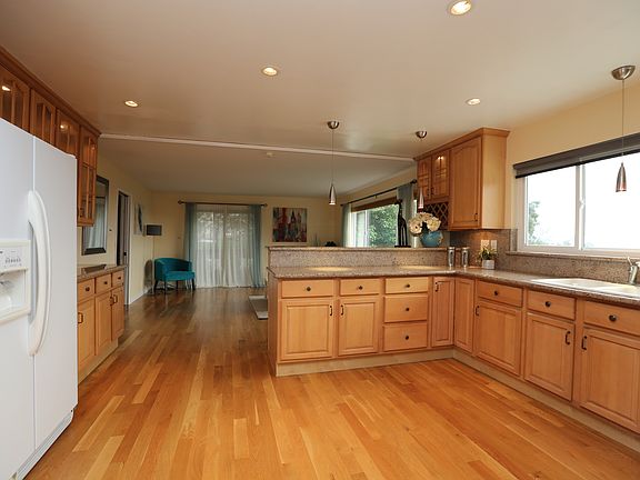 Updated kitchen w/ Bay views