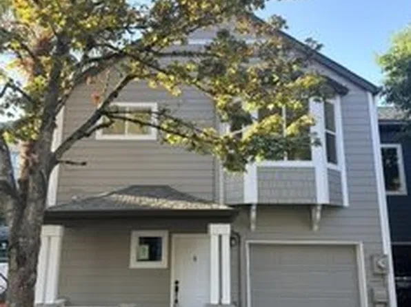 550 NE Knott St, Portland, OR 97212