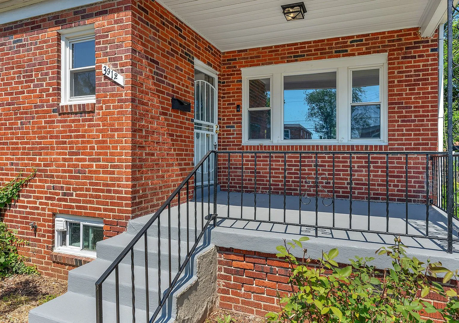 Newly Renovated 3 Bedroom 2 Bathroom. Challenged credit considered. — Photo 4