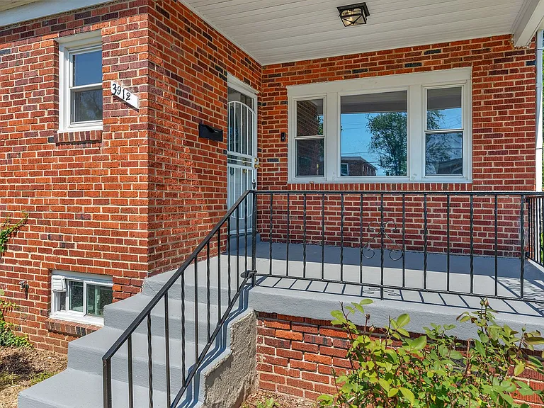 3912 Mortimer Ave — Photo 4