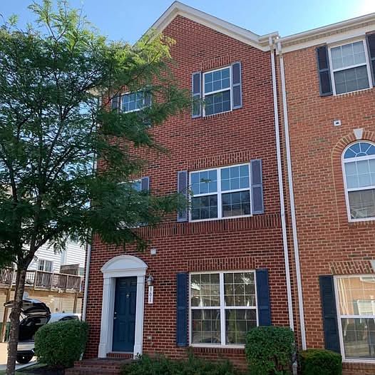 End of group townhome = lots of extra natural light!
