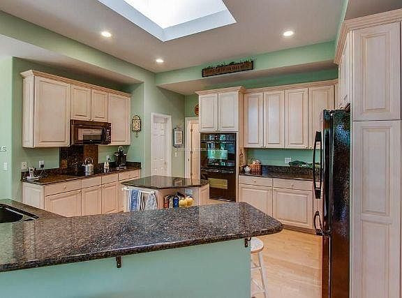 3rd image of 45 Wedgefield Dr