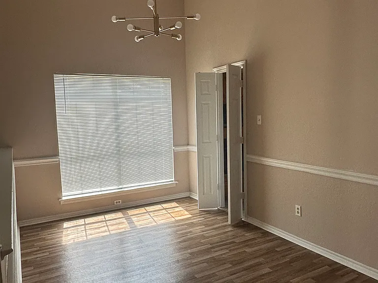 1441 Warwick Dr — Photo 10