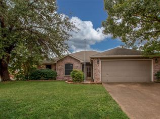 949 Santa Fe Dr, Saginaw, TX 76131