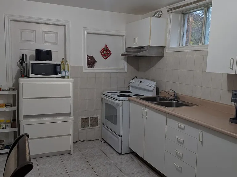 19 Schomberg Rd — Photo 7