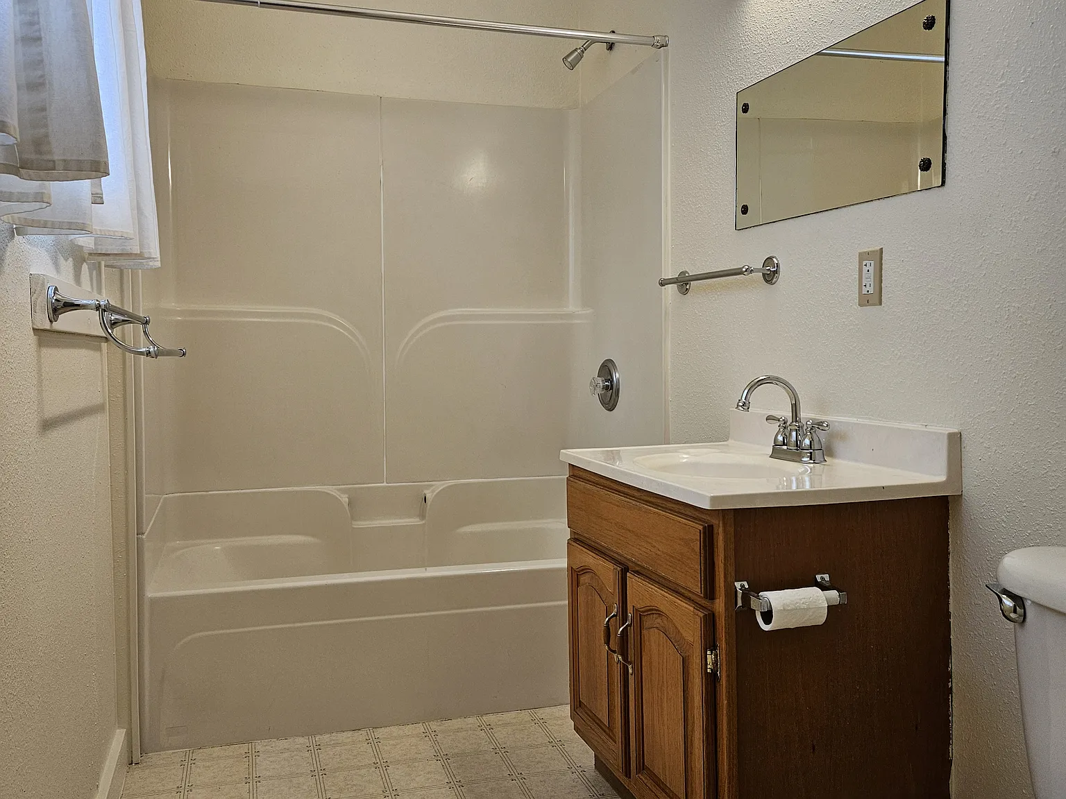 3 bed, 1.5 bath, 1400 sqft, $1,950 — Photo 3