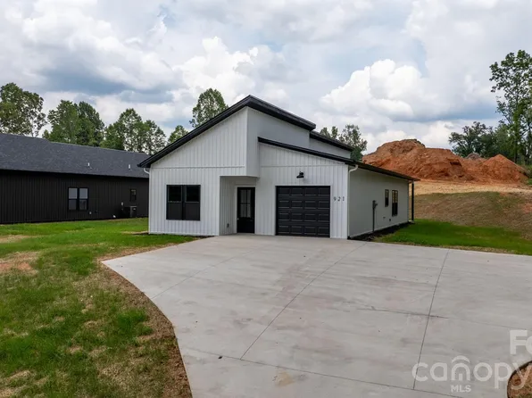 921 Overlook Dr SW, Lenoir, NC 28645