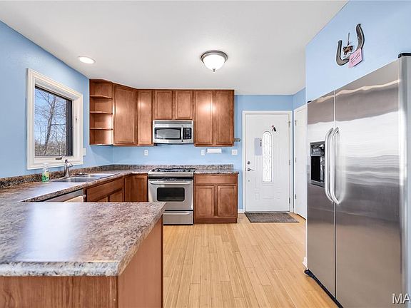 4th image of 224 W 17th St