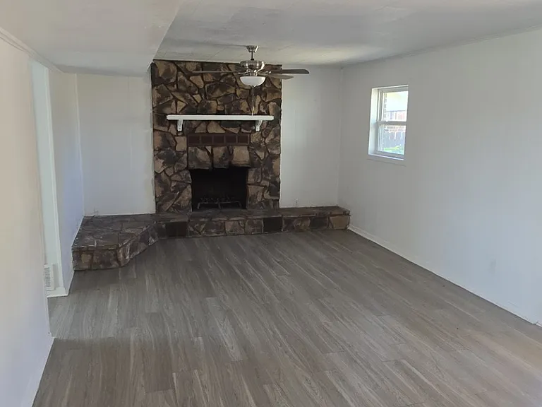 1810 Central Fwy — Photo 2
