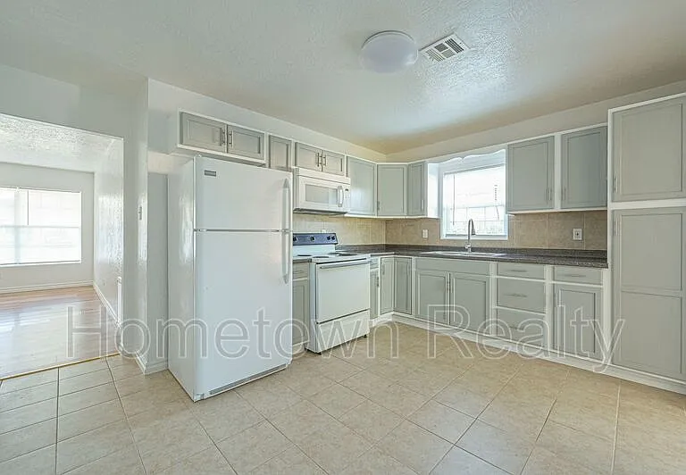 1407 NW Logan Ave — Photo 7