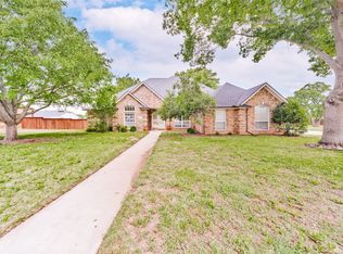 811 Woodland Trl S, Bowie, TX 76230