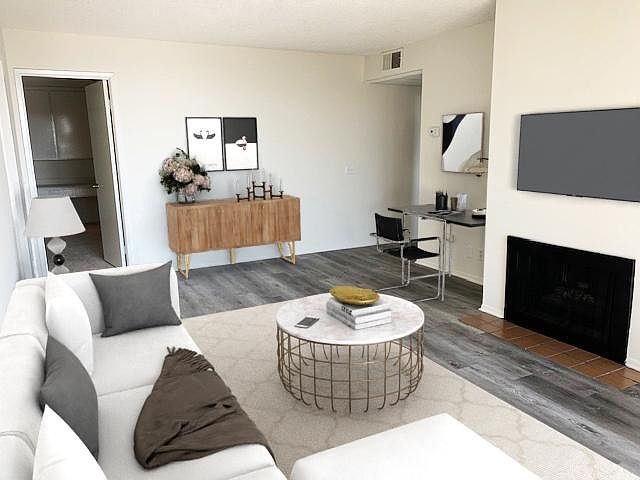 3BR / 3BA Living Room with Fireplace