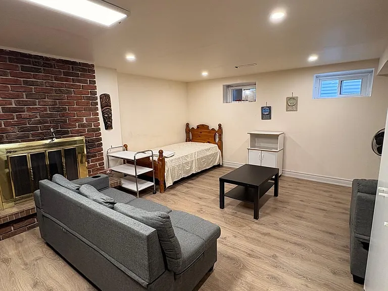 34 Shoreland Cres #B — Photo 7