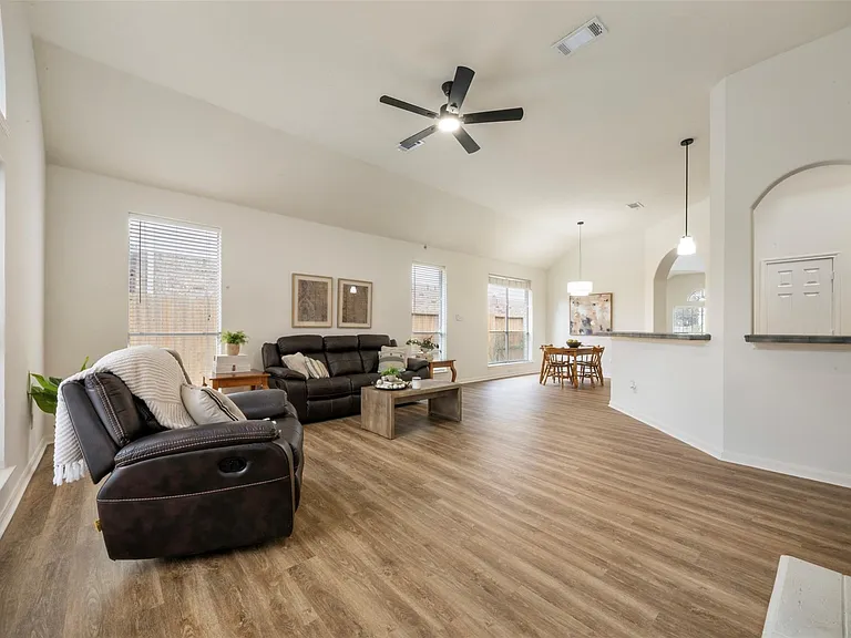 9211 Memorial Hills Dr — Photo 15