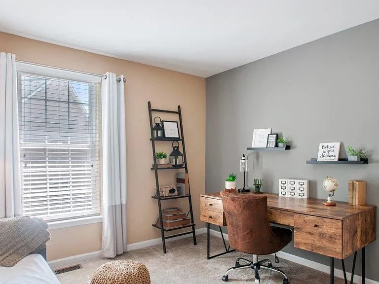 Montgomery Manor Apartments & Townhomes — Photo 8