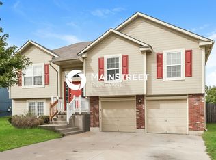 1410 NW High View Dr, Grain Valley, MO 64029