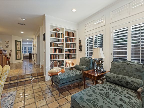 4th image of 3801 Gilbert Ave #M