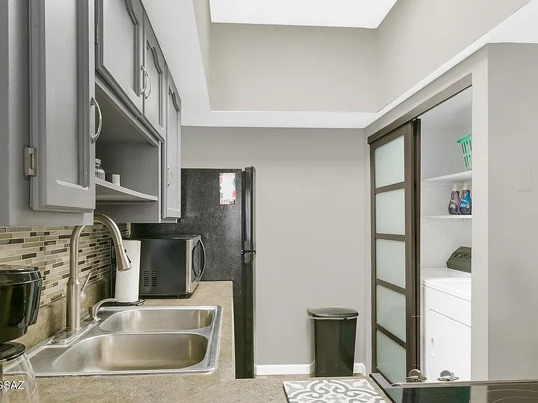 1200 E River Rd #J124 — Photo 5