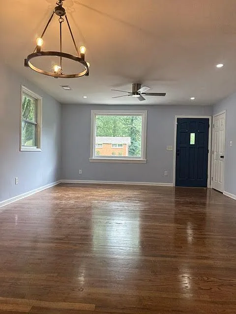 3 bed, 1.0 bath, 1000 sqft, $1,700 — Photo 2