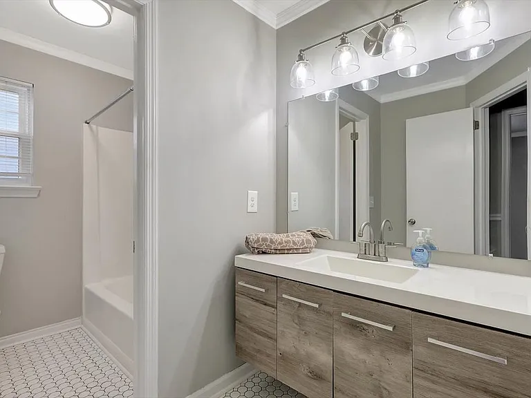 8102 Gladys Ln — Photo 18