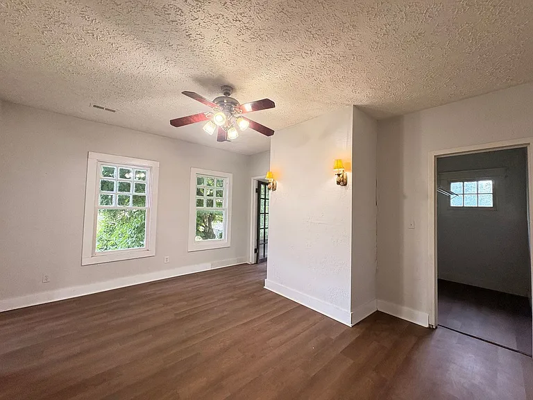 311 N Center Ave — Photo 8