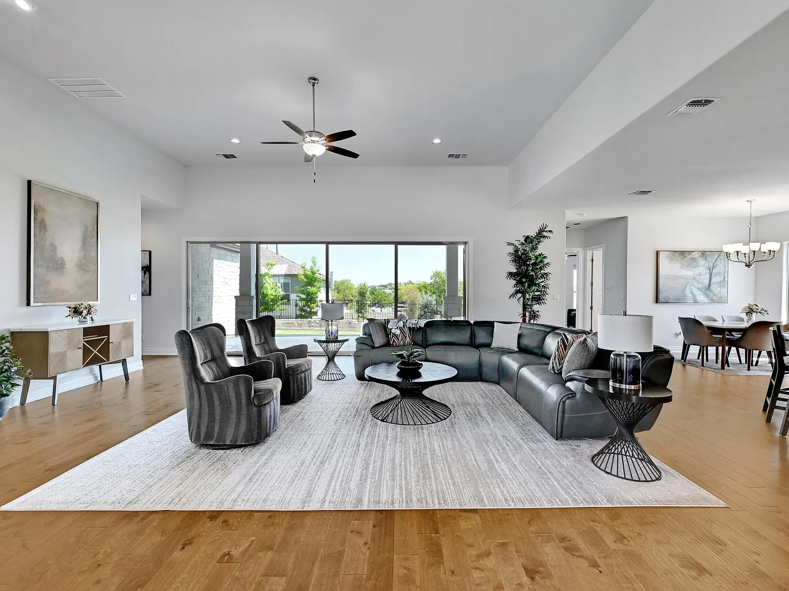 4 bed, 4.0 bath, 4704 sqft, $5,900 — Photo 2