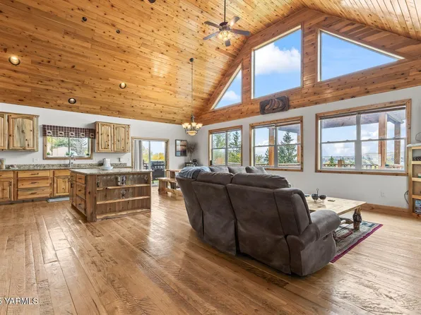 233 Tibbling Rd, Selah, WA 98942
