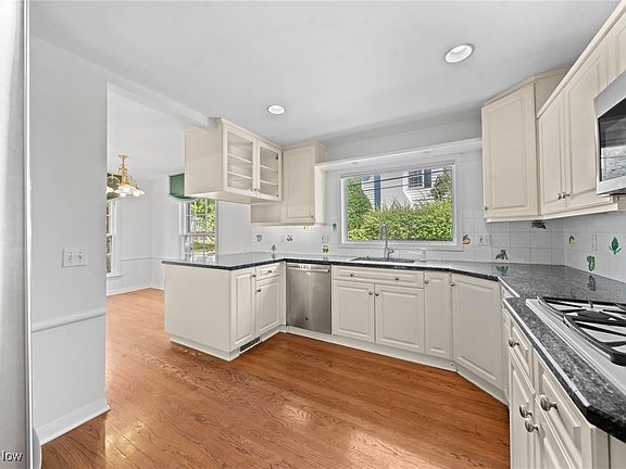 5th image of 37 Lyman Cir