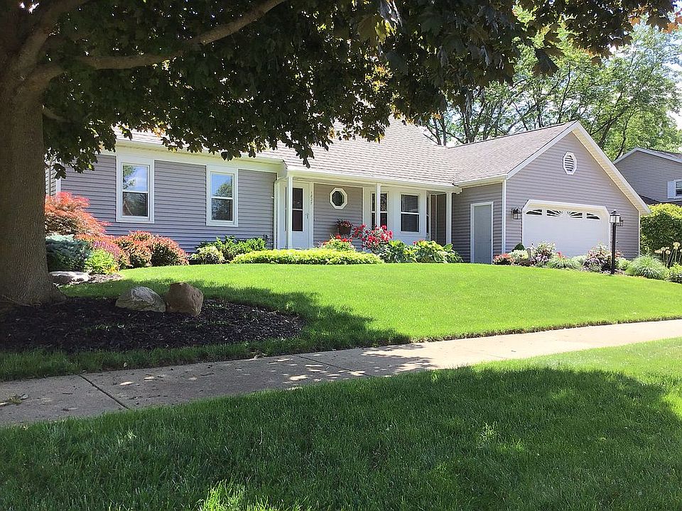 1827 Pine Knoll - Summer