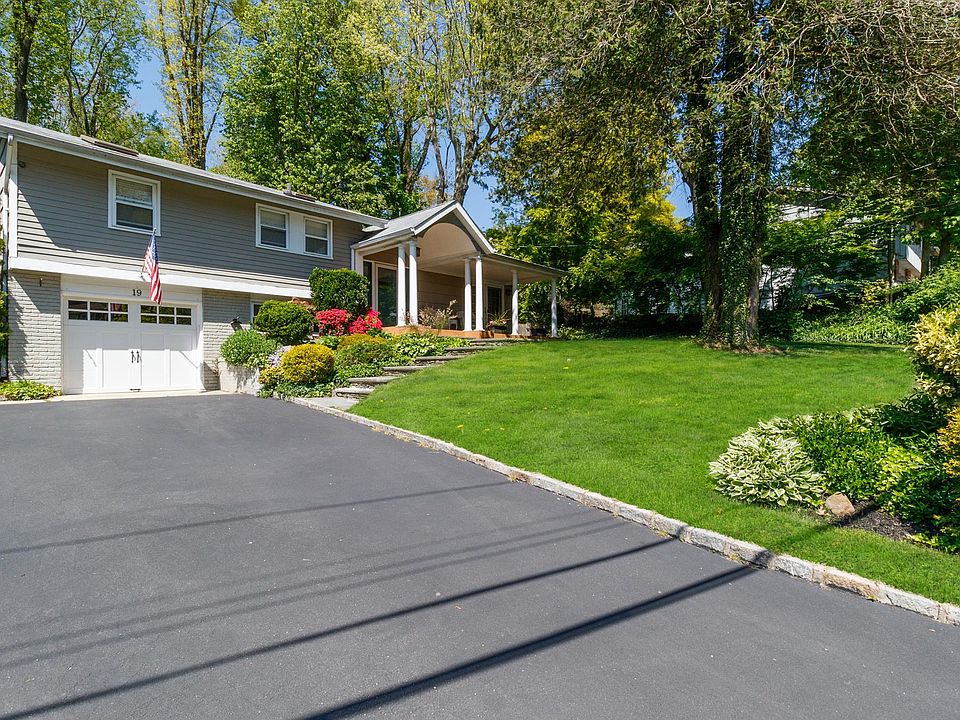 1st image of 19 Woodridge Ln