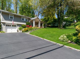 19 Woodridge Ln, Sea Cliff, NY 11579