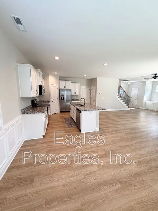 4 bed, 2.5 bath, $2,300 — Photo 3