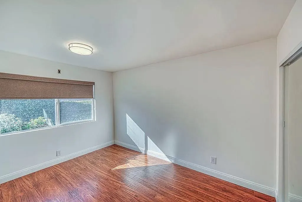 1588 West 36th Street, Unit 1588 1/2 — Photo 2