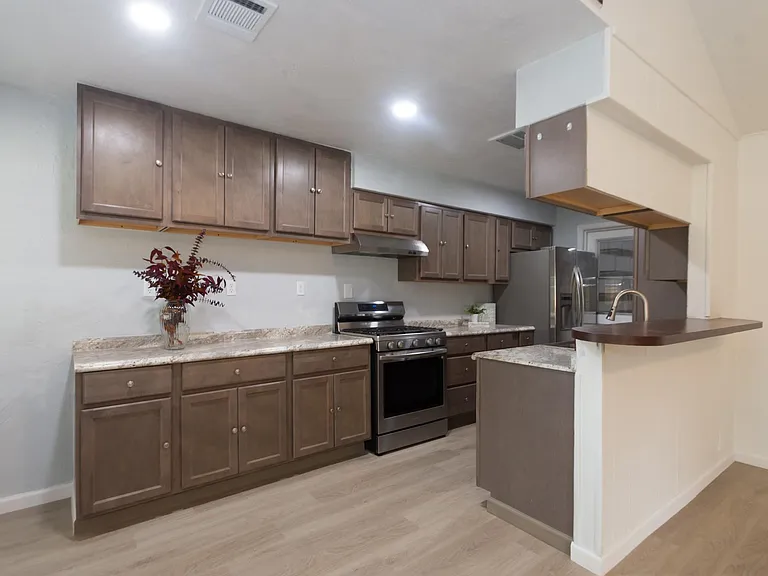 5704 Leggett Ln — Photo 8