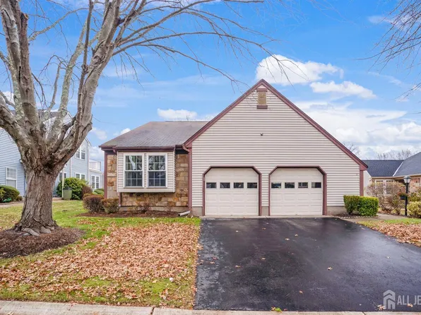 11 Bedfordshire Dr, Monroe Township, NJ 08831