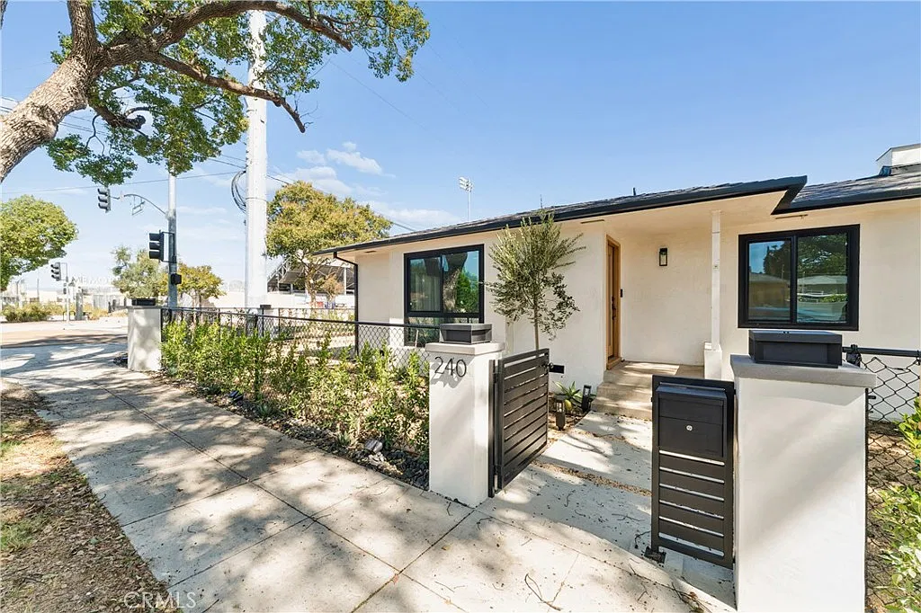2 bed, 1354 sqft, $4,550 — Photo 1