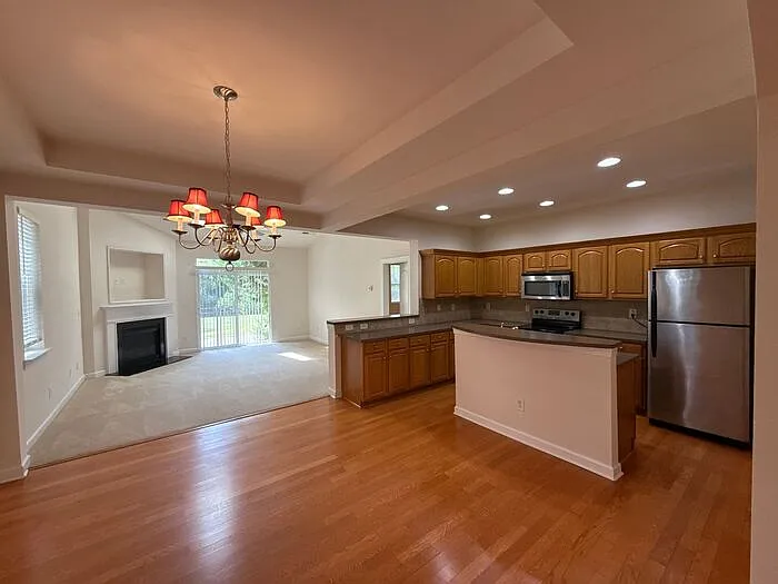 3 bed, 2.5 bath, 2337 sqft, $2,500 — Photo 3