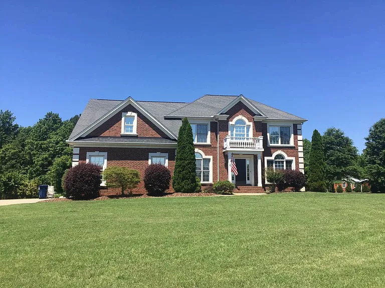1004 James Madison Dr — Photo 1