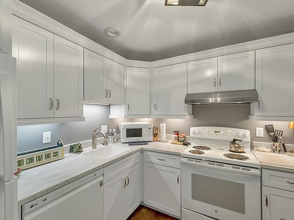 2nd image of 332 Parkside Road #2