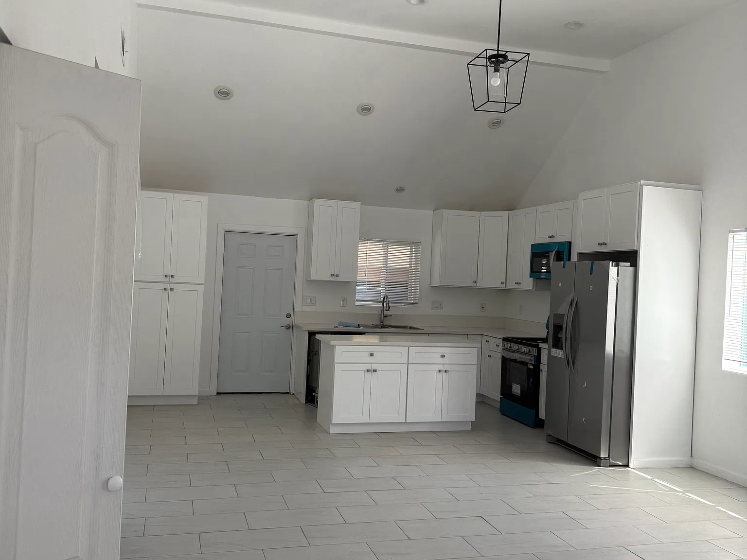 3 bed, 2.5 bath, 1200 sqft, $5,000 — Photo 2