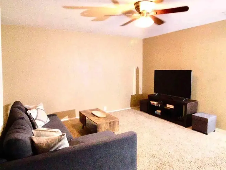 Claret Ct — Photo 3
