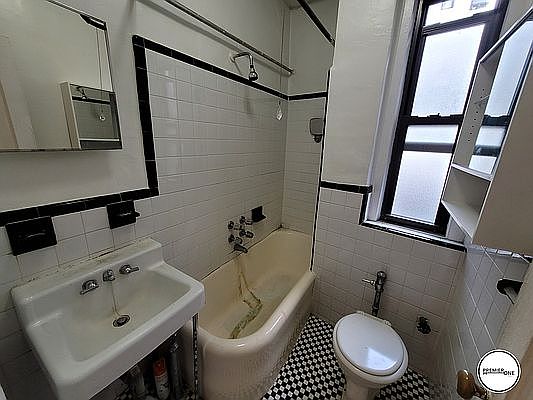 4th image of 10 Bennett Ave #3A