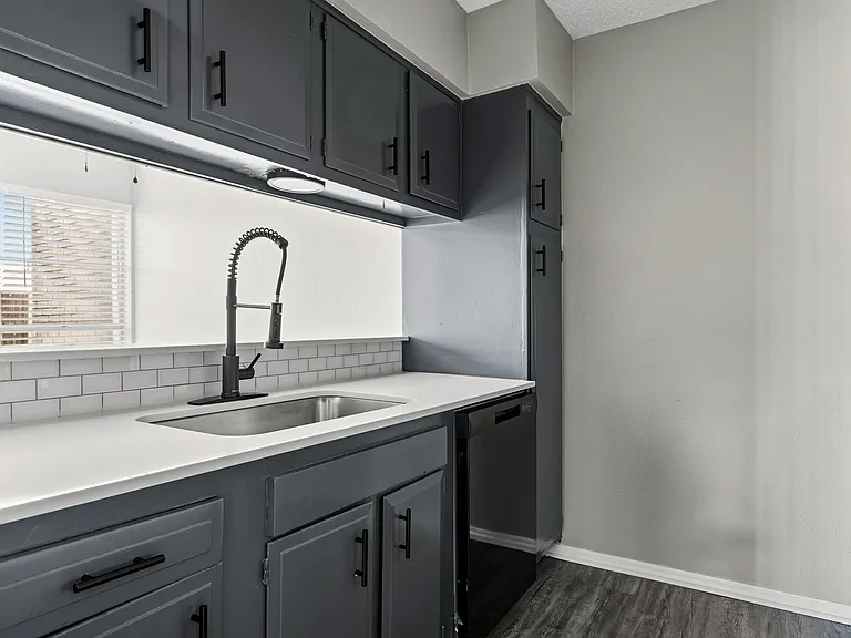 Rosemont Apartments — Photo 11